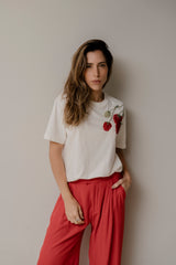T-SHIRT BORDADA MORANGOS BRANCA